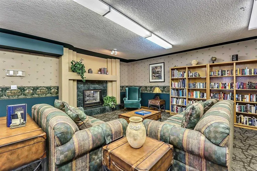 6868 Sierra Morena Boulevard SW, #220