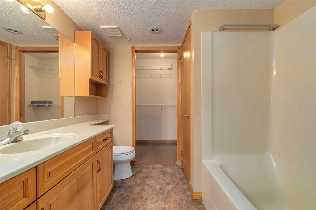 6868 Sierra Morena Boulevard SW, #220