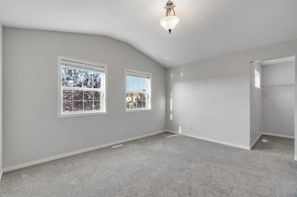83 Copperpond Square SE
