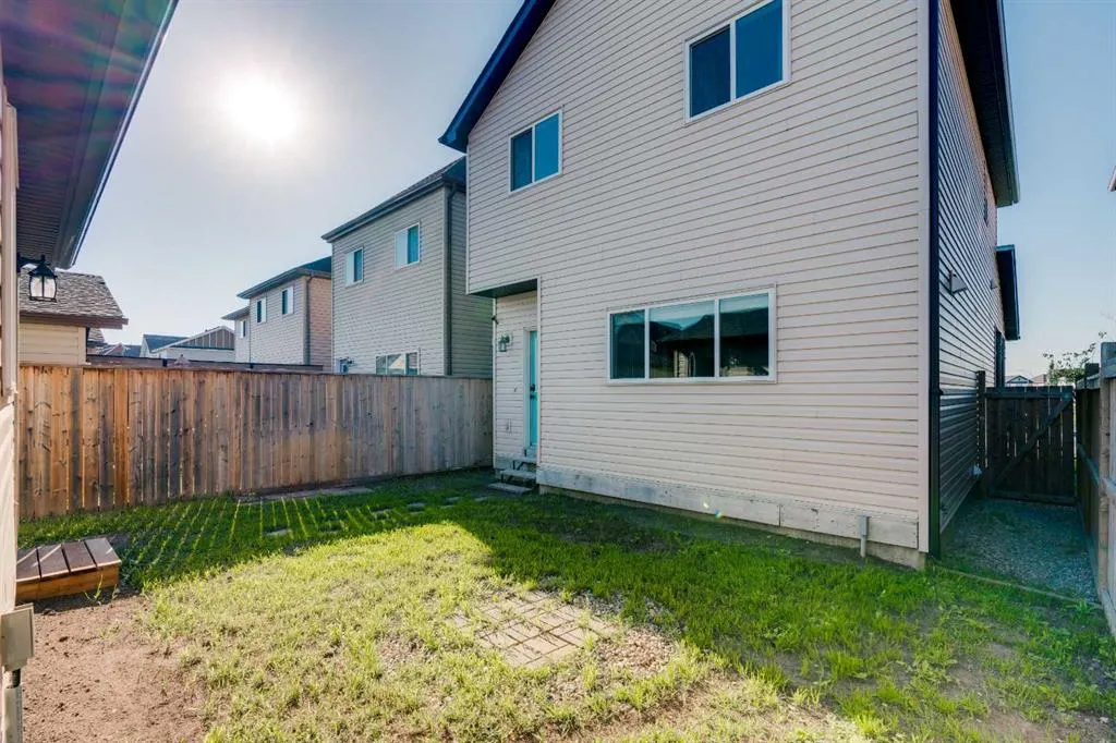 83 Copperpond Square SE