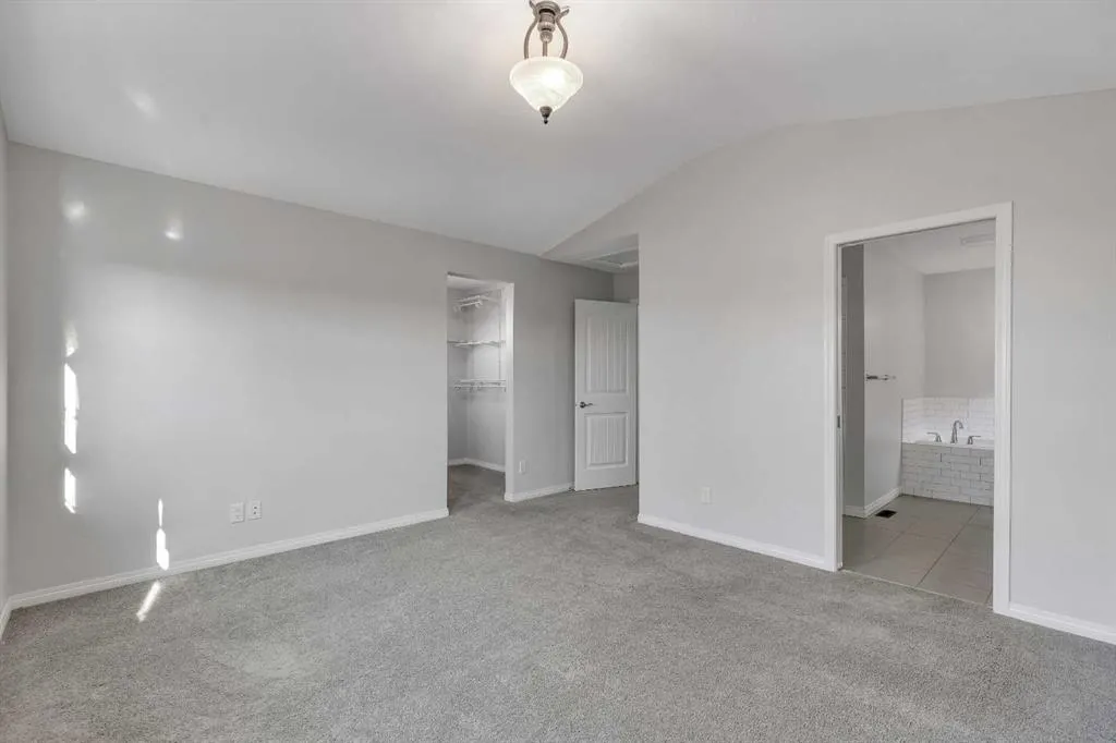 83 Copperpond Square SE