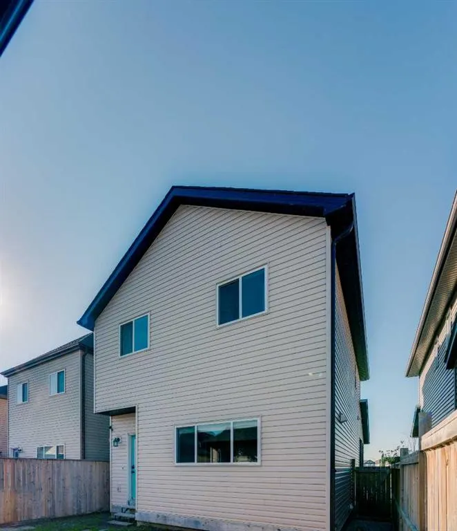 83 Copperpond Square SE