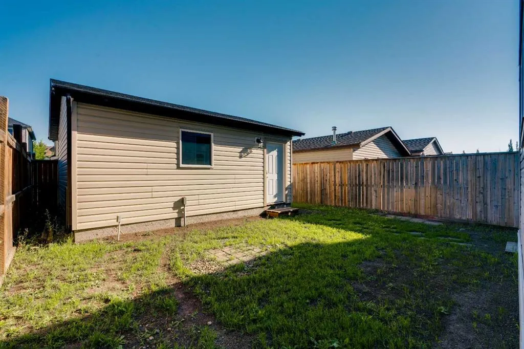 83 Copperpond Square SE