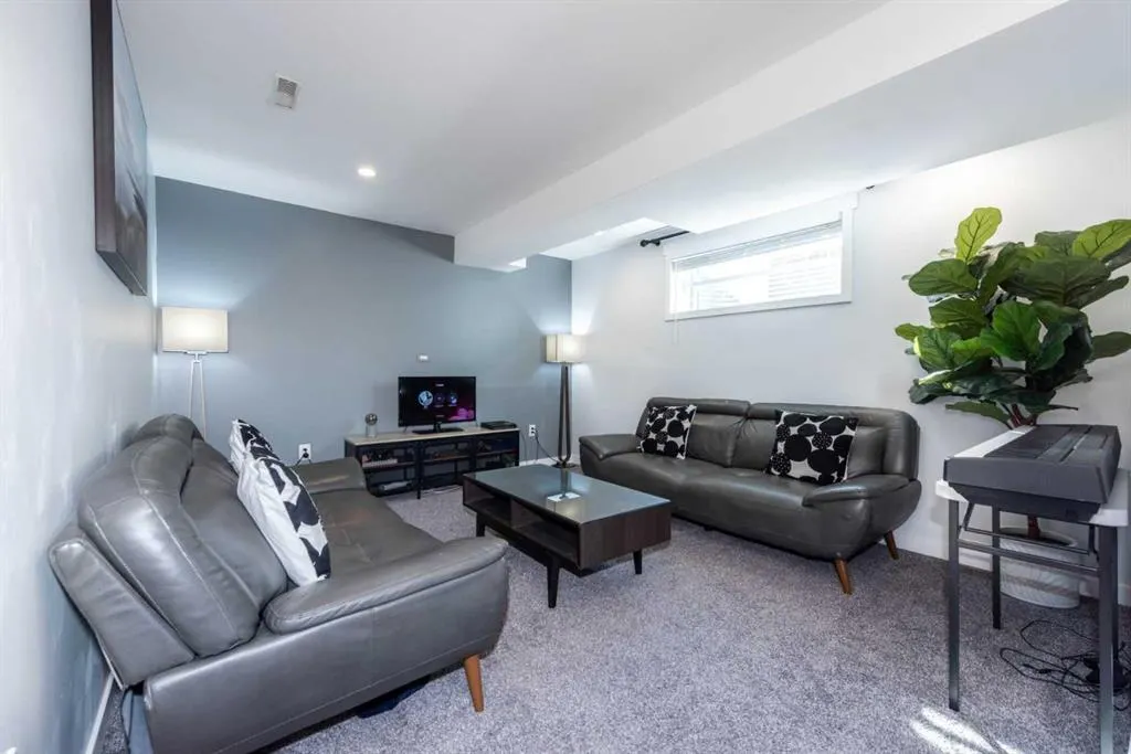 231 Harvest Gold Place NE