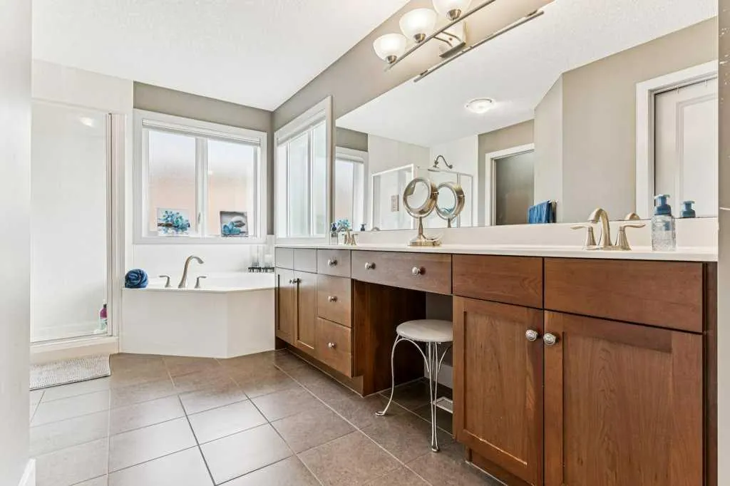 16 Royal Oak Cape NW