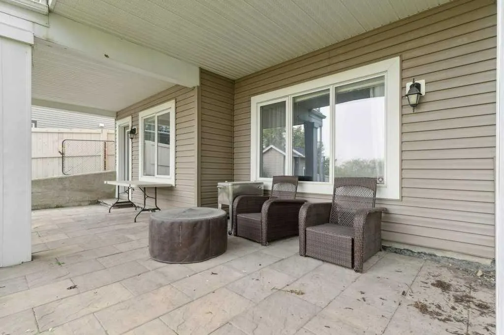 16 Royal Oak Cape NW