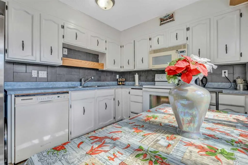 8 Pinelore Place NE