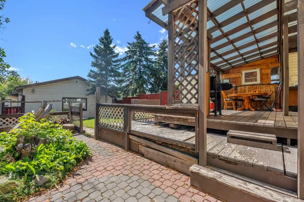 8 Pinelore Place NE