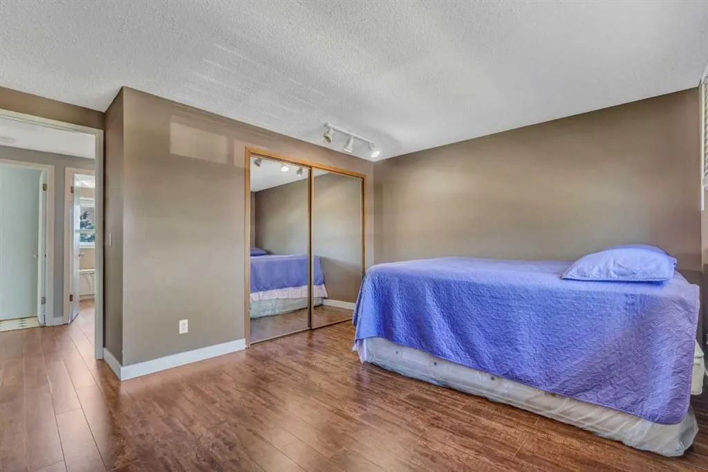 8 Pinelore Place NE