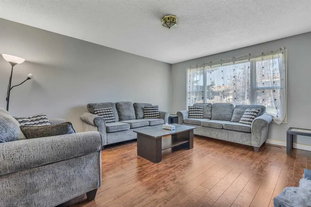 8 Pinelore Place NE
