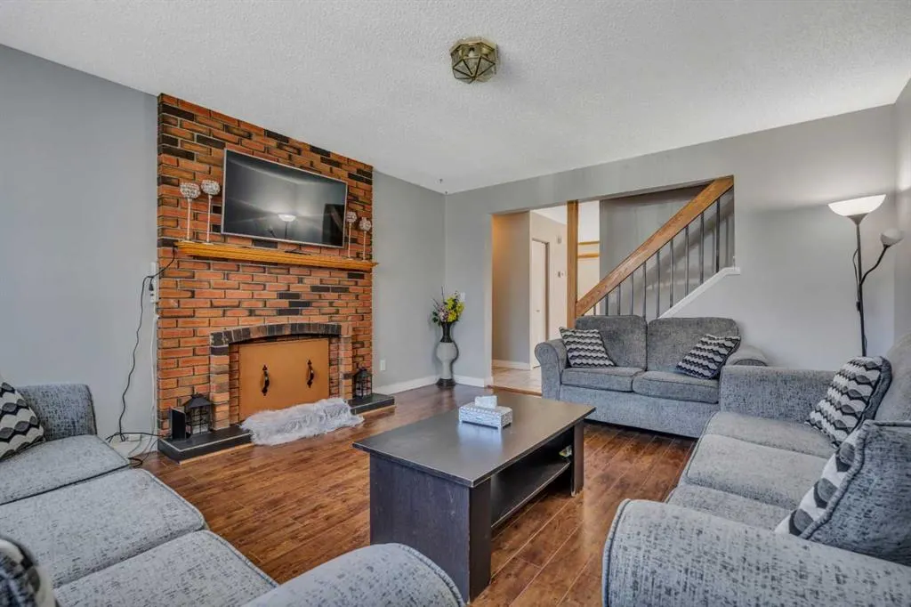 8 Pinelore Place NE