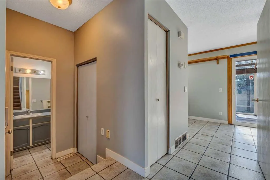 8 Pinelore Place NE
