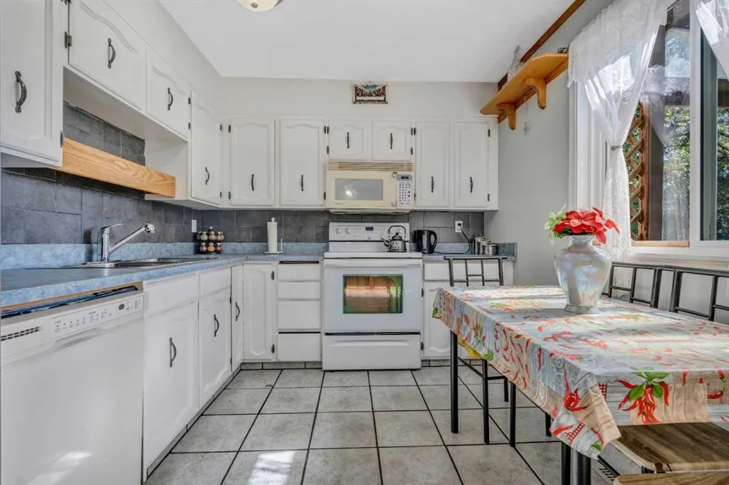 8 Pinelore Place NE