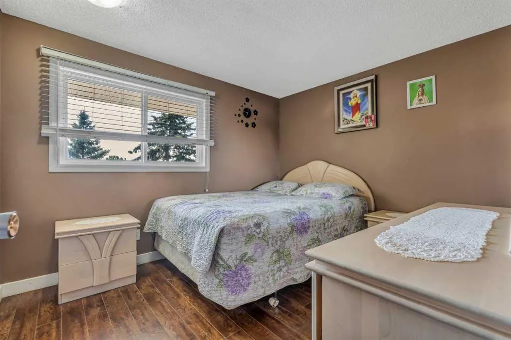 8 Pinelore Place NE