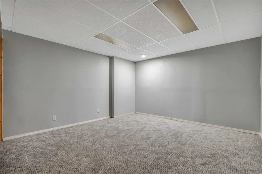 8 Pinelore Place NE