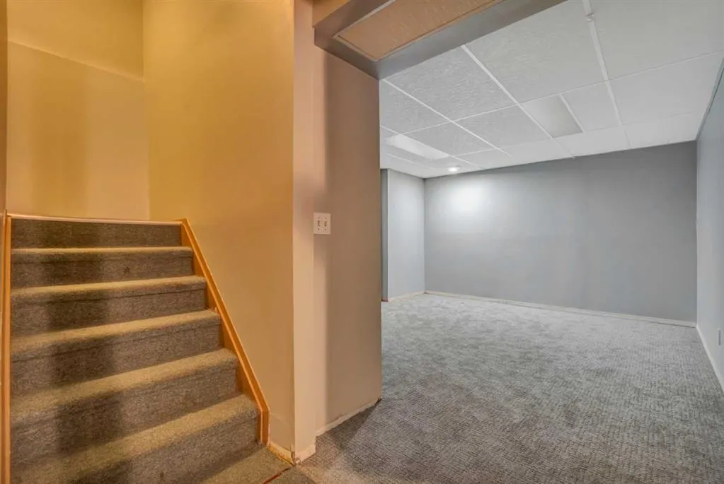 8 Pinelore Place NE