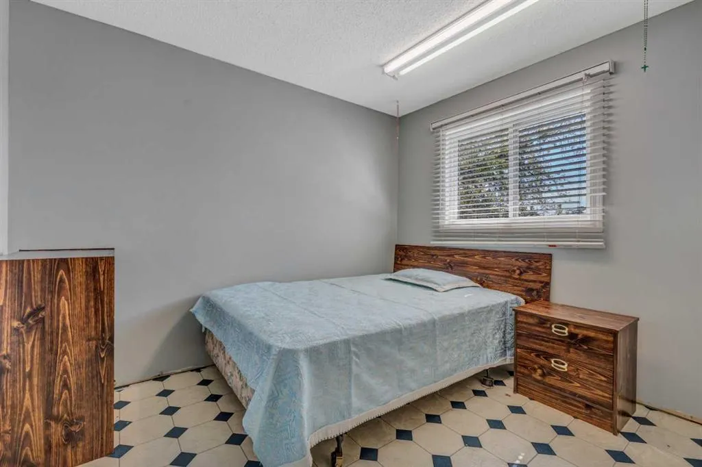 8 Pinelore Place NE