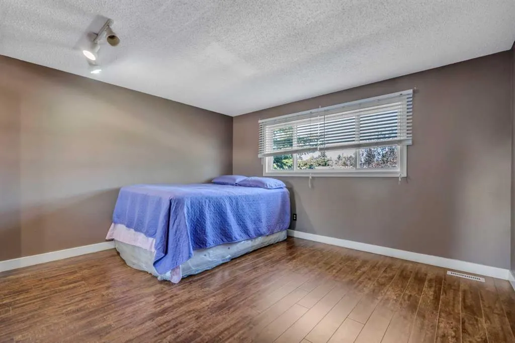 8 Pinelore Place NE