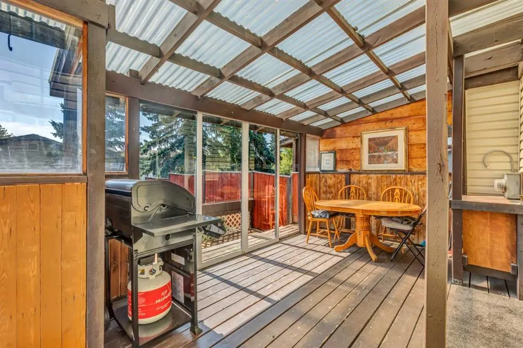 8 Pinelore Place NE