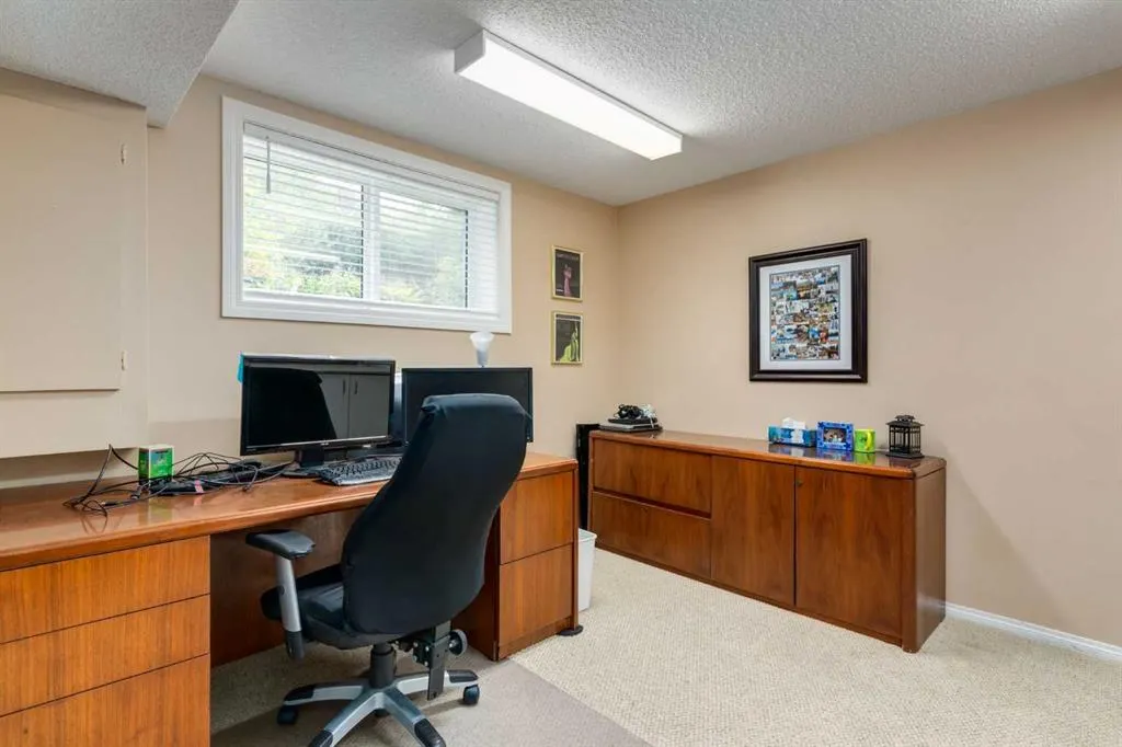 215 Alandale Place SW