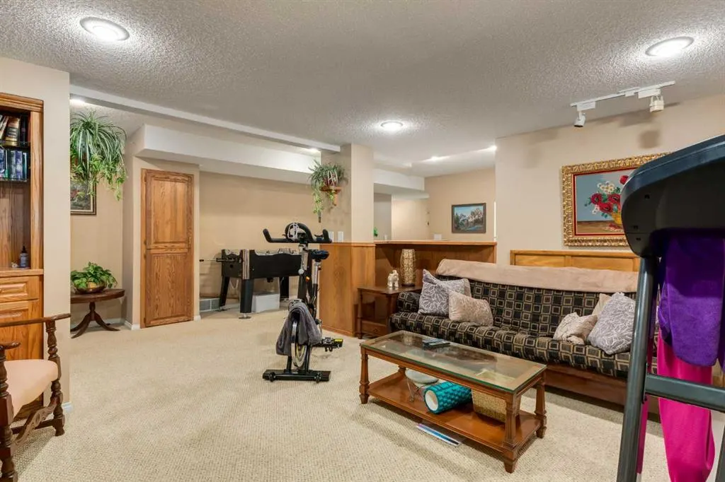 215 Alandale Place SW