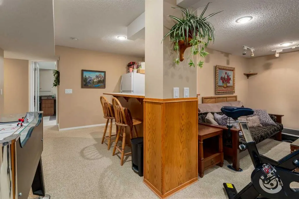 215 Alandale Place SW