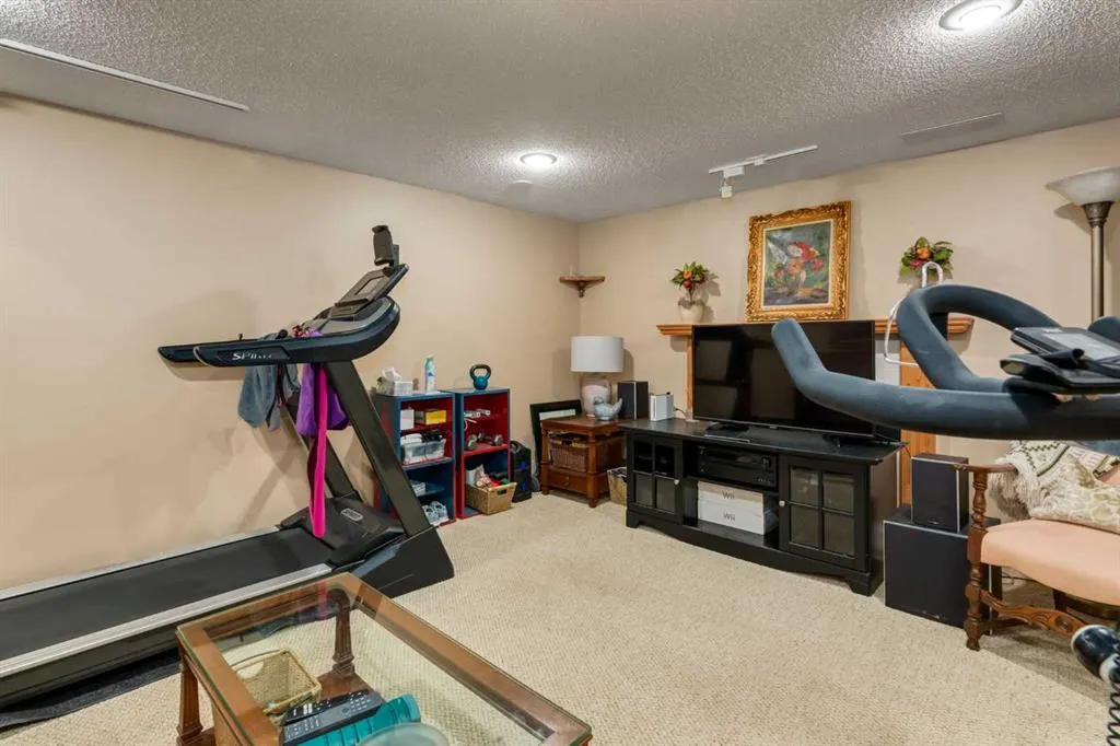 215 Alandale Place SW