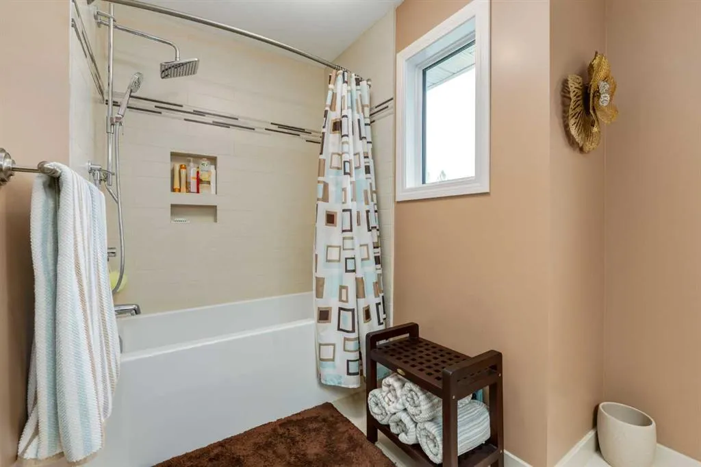 215 Alandale Place SW