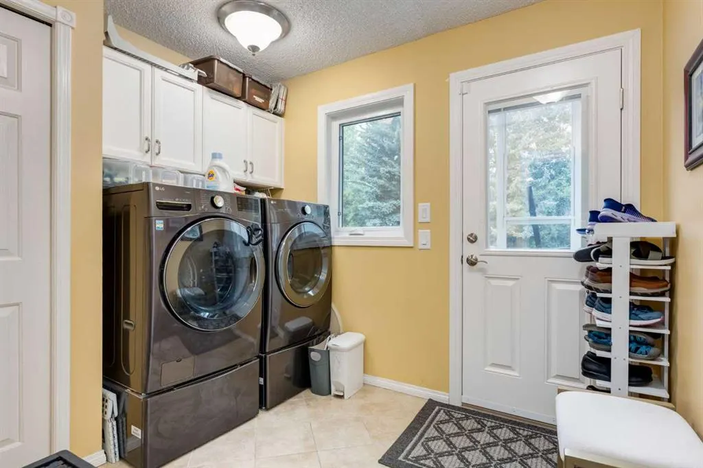 215 Alandale Place SW