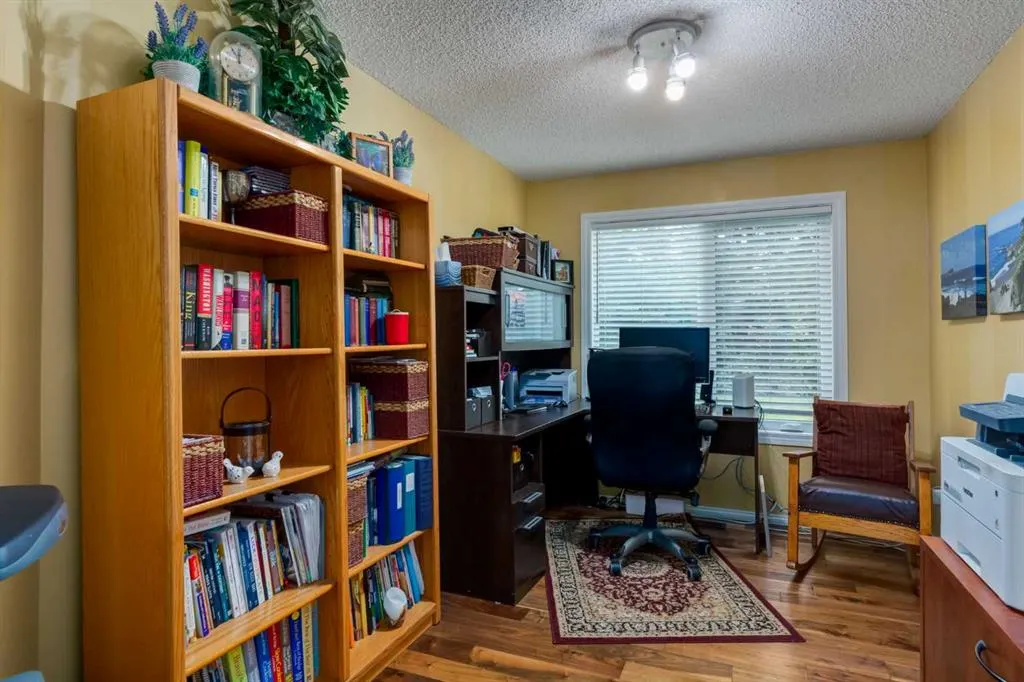 215 Alandale Place SW