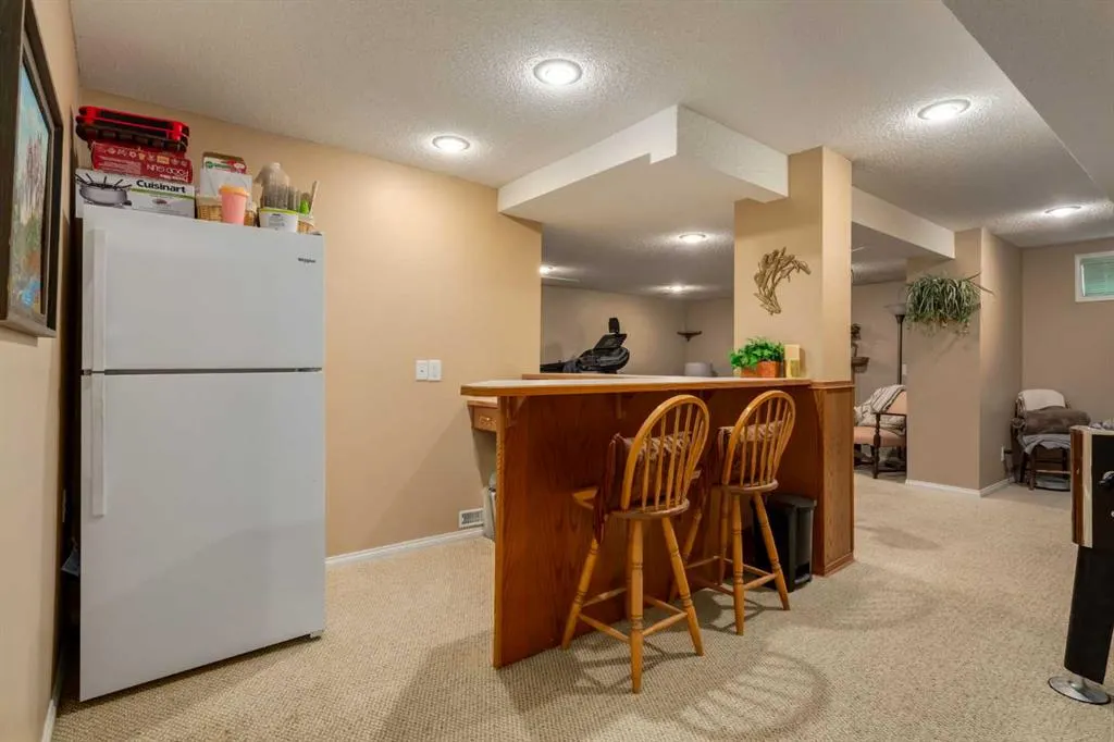 215 Alandale Place SW