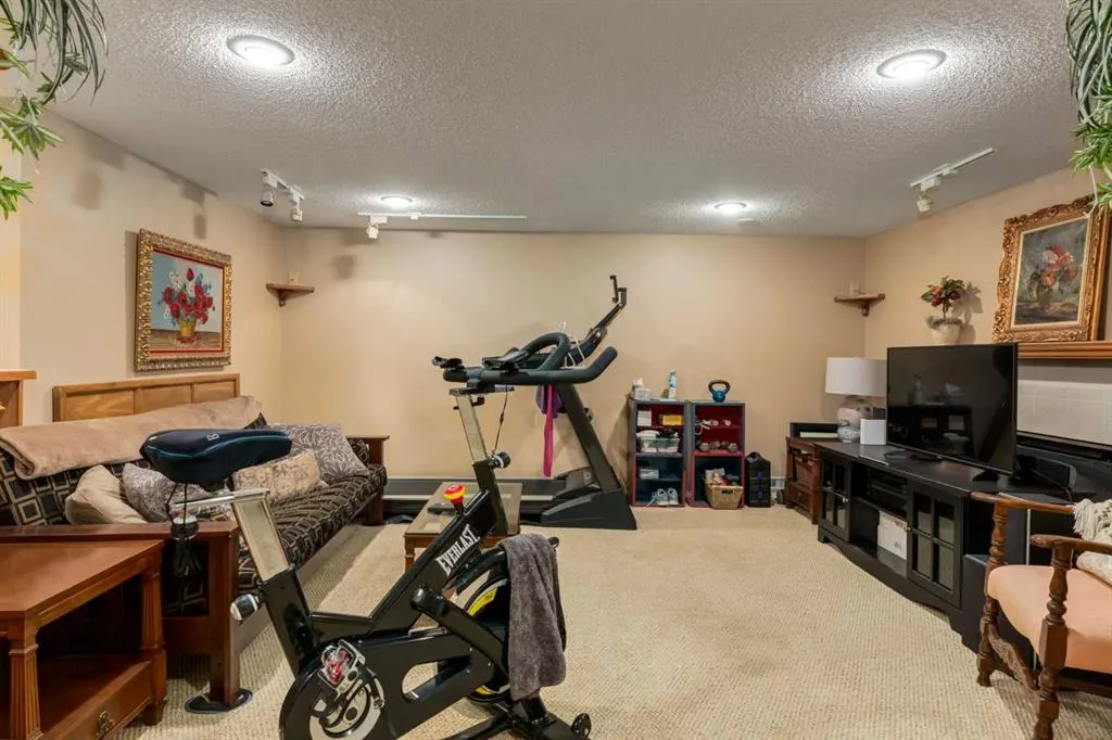 215 Alandale Place SW
