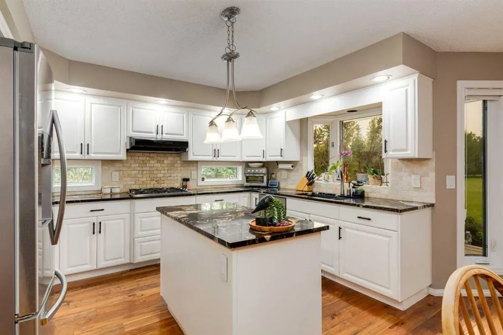 215 Alandale Place SW