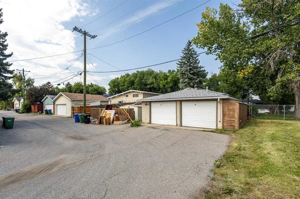74 Armstrong Crescent SE