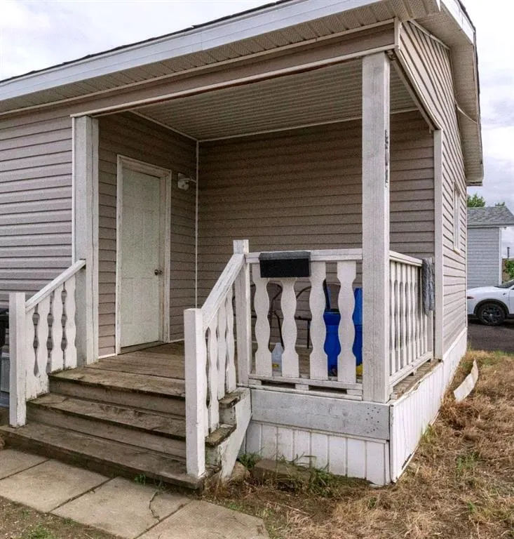 301 Grenfell Crescent