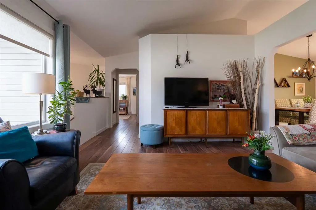 82 Rivercrest Court W