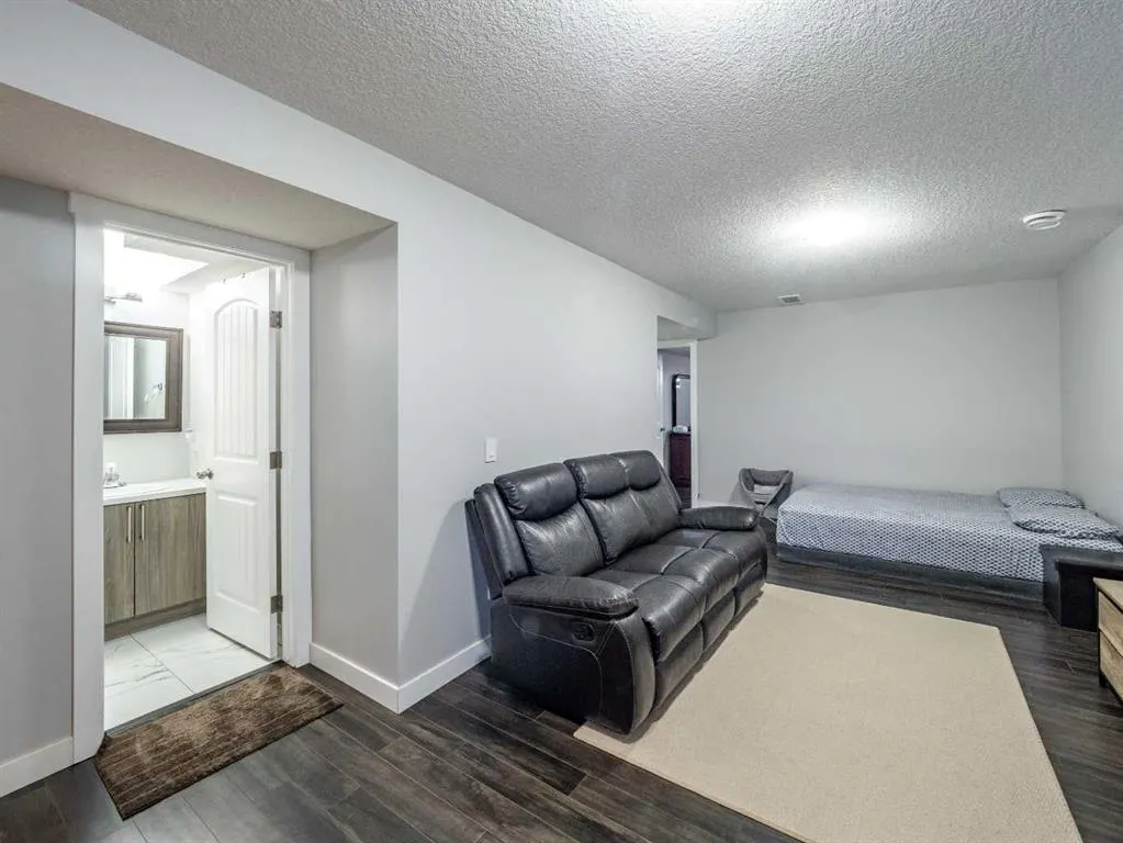 16 Cornergate Place NE
