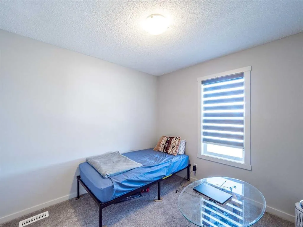 16 Cornergate Place NE