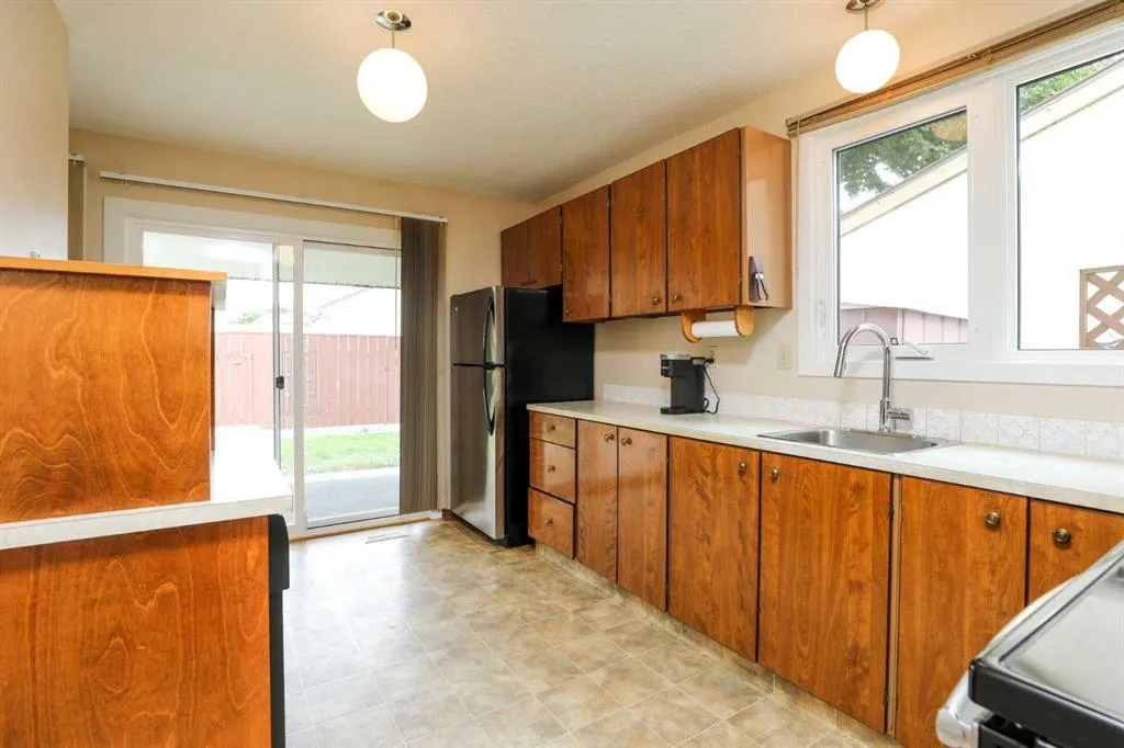 1121 St David Road N