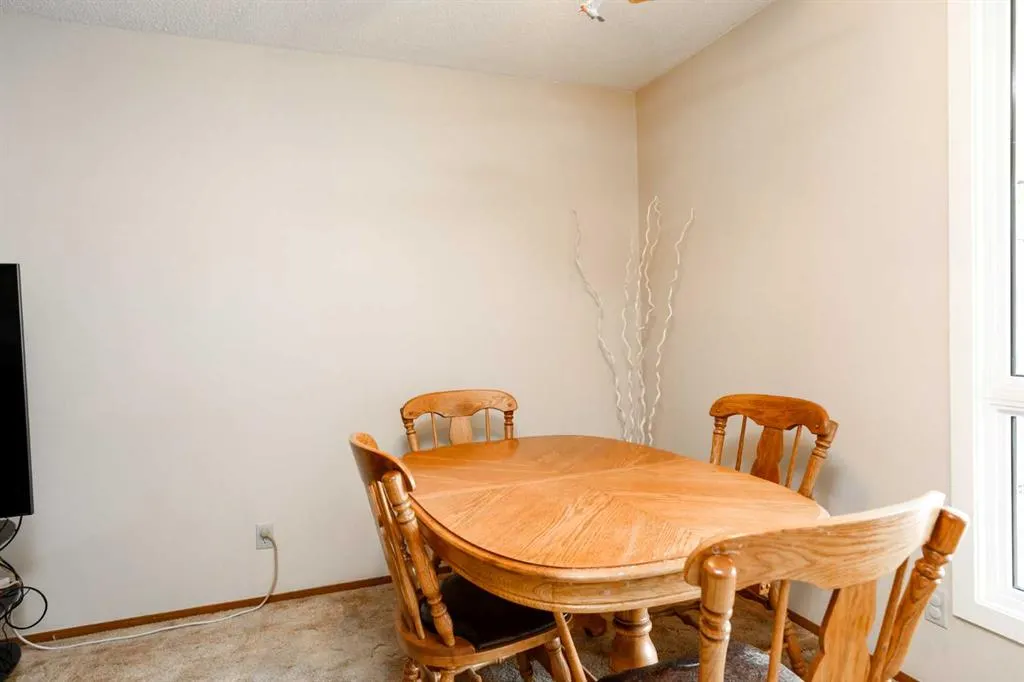 1121 St David Road N