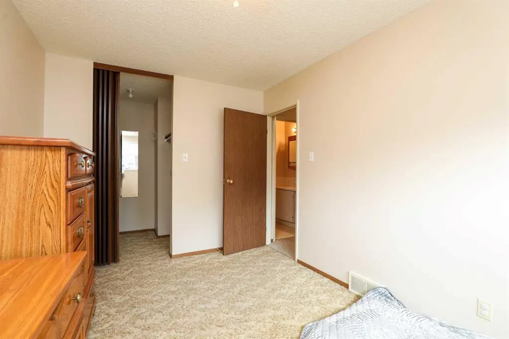 1121 St David Road N