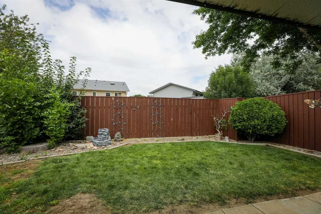 1121 St David Road N