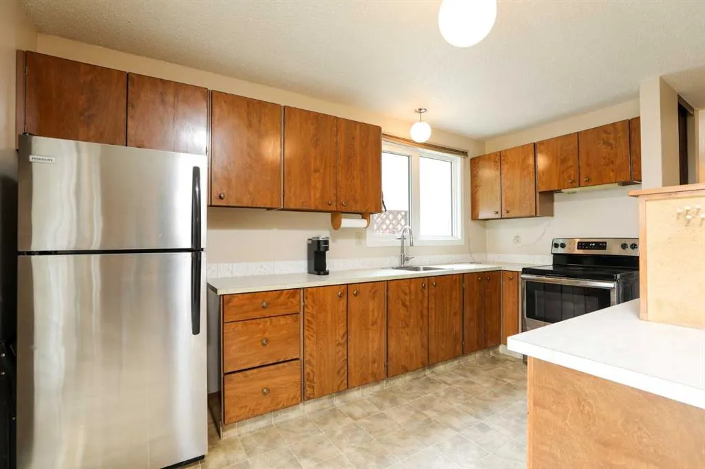 1121 St David Road N