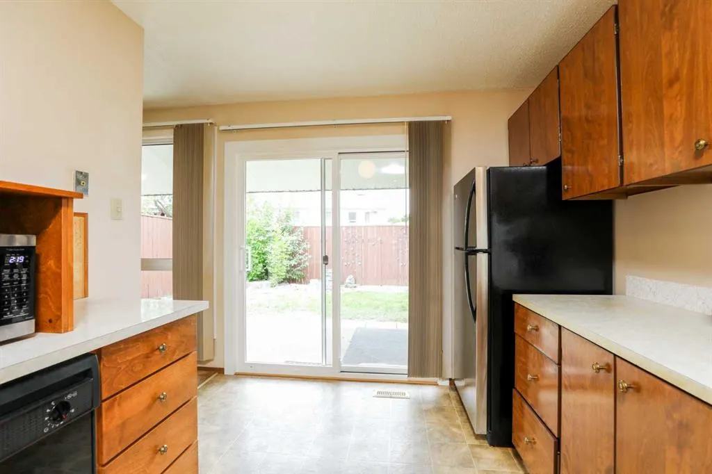 1121 St David Road N