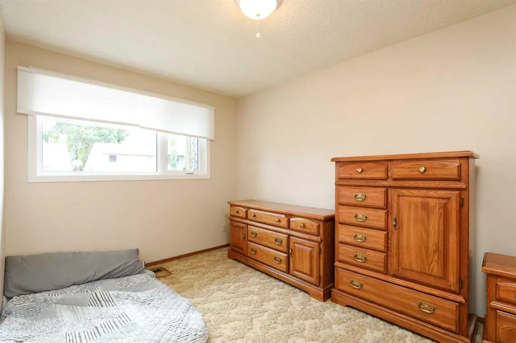 1121 St David Road N