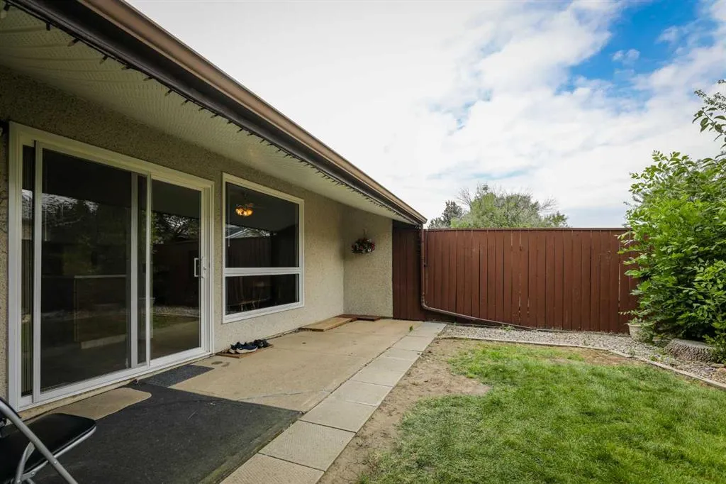 1121 St David Road N