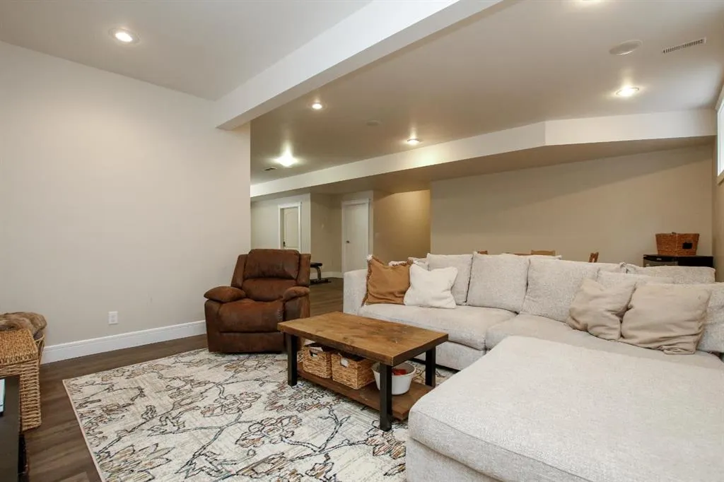 10 Regal Court