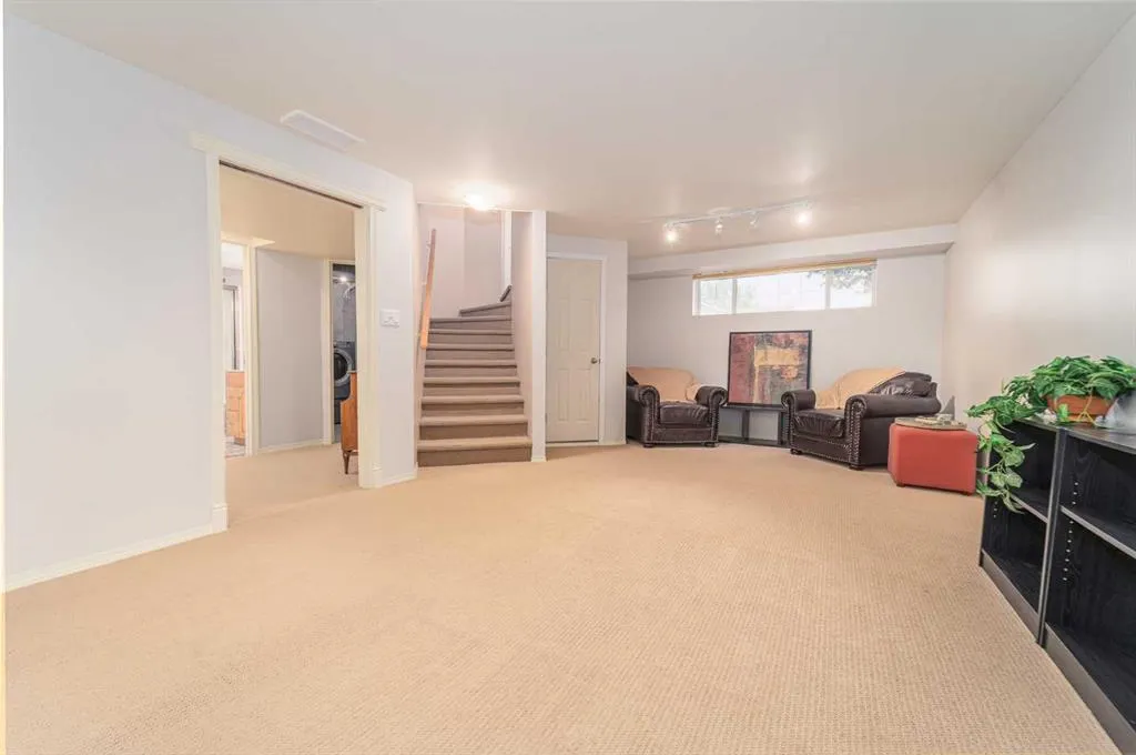 133 Mt Alderson Crescent W