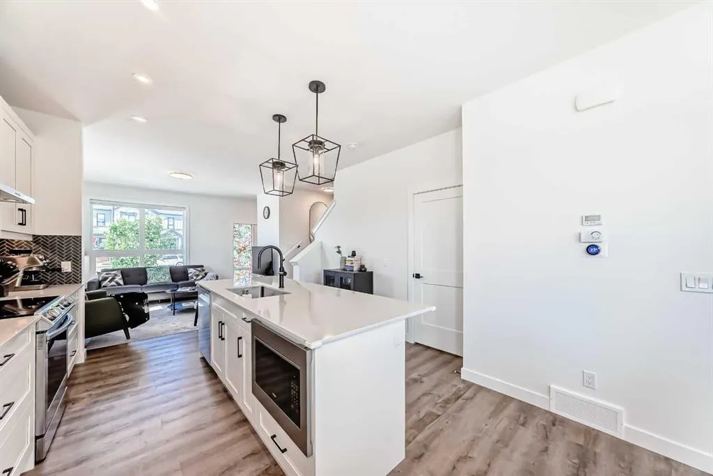 8 silverton glen Green SW