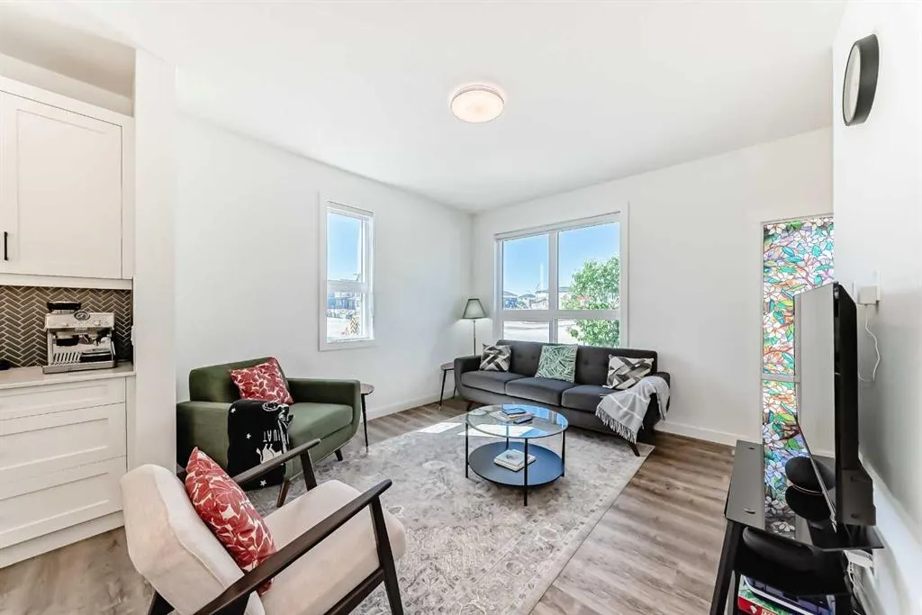 8 silverton glen Green SW